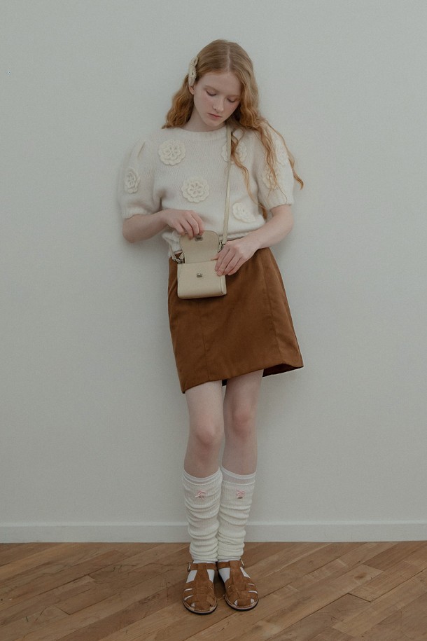 "하트락 미니백 (버터)"는 여성스러운 스타일을 완성하는 미니백입니다. 부드러운 버터 컬러의 이 가방은 광택감 있는 주름 텍스처의 비건 레더 소재로 제작되어 고급스러운 분위기를 자아냅니다. 사랑스러운 플라워 패턴 안감과 하트 락 장식이 돋보이며, 탈부착 가능한 크로스 스트랩과 내부 카드 슬립 포켓으로 실용성을 더했습니다. 사각형 디자인에 락형 잠금 방식으로 소지품을 안전하게 보관할 수 있으며, 더스트백과 박스 패키지로 구성되어 선물용으로도 좋습니다. 데이트룩, 쇼핑룩, 모임룩 등 다양한 TPO에 클래식, 걸리시, 로맨틱 스타일을 더해 보세요.
