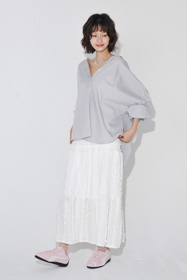 라이트 그레이 컬러의 체크 후드 셔츠입니다. 봄, 여름 시즌에 어울리는 얇은 두께의 시어서커 소재로 제작되어 통기성이 좋고, 부드러운 촉감과 신축성으로 편안한 착용감을 선사합니다. 캐주얼 스타일의 루즈핏으로, 앞면 버튼 여밈과 가슴 포켓 디테일이 특징이며, 후드 디자인으로 포인트를 더했습니다. 일상, 카페, 여행 등 다양한 TPO에 활용 가능하며, 미니멀, 캐주얼, 클래식 스타일을 연출하기 좋습니다. 로고 라벨과 사이드 라벨로 은은한 포인트를 더했습니다.
