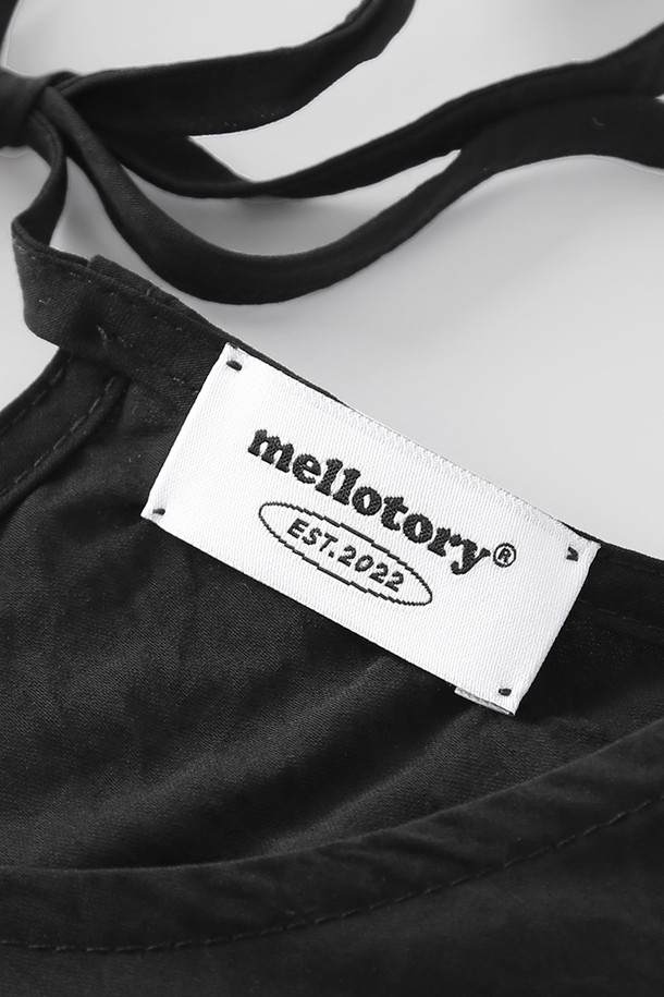 세련된 무드의 백리본 나시 블라우스 (블랙)입니다. 부드러운 폴리에스테르 소재로 제작되어 편안한 착용감을 선사하며, 크롭 기장과 루즈핏 디자인으로 시원하고 스타일리시하게 연출할 수 있습니다. 라운드넥에 백리본과 프릴 디테일이 더해져 우아하고 페미닌한 분위기를 자아냅니다. 안감이 있어 비침 걱정 없이 레이어드하여 다양한 스타일을 즐길 수 있으며, 데이트룩, 카페룩, 모임룩 등 다채로운 TPO에 활용하기 좋습니다. 클래식, 미니멀, 로맨틱 스타일을 즐겨 입는 여성분들께 추천합니다.
