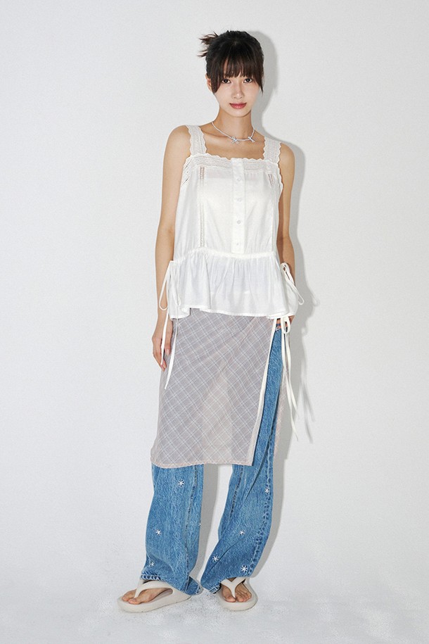 레이스 테이핑 나시 블라우스 (화이트)는 우아하고 페미닌한 스타일을 연출하는 여성 블라우스입니다. 부드러운 레이온과 폴리에스테르 혼방 소재로 제작되어 봄, 여름 시즌에 시원하게 착용할 수 있습니다. 깊이감 있는 스퀘어넥과 레이스 트리밍, 리본 스트링 디테일이 여성스러운 매력을 더하며, 사이드 허리 스트링으로 허리 라인을 슬림하게 잡아줍니다. 크롭 기장과 민소매 디자인은 데이트룩이나 카페룩, 모임룩 등 다양한 TPO에 로맨틱, 클래식, 미니멀한 스타일로 연출하기 좋습니다. 단독 또는 레이어드하여 다양한 스타일을 연출할 수 있습니다.
