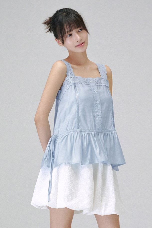 자가드 벌룬 미니 스커트 (화이트)는 페미닌한 무드를 연출하는 여성 의류입니다. 봄, 여름 시즌에 어울리는 미니스커트로, 벌룬핏 디자인과 무릎 위 기장이 특징입니다. 화이트 컬러의 폴리에스테르 소재로 제작되었으며, 자가드 패턴과 밴딩 허리, 로고 라벨 디테일이 돋보입니다. 데이트룩, 카페룩, 쇼핑룩 등 다양한 TPO에 활용 가능하며, 클래식하고 미니멀한 스타일을 연출하기 좋습니다. 안감이 있어 편안하게 착용할 수 있습니다.
