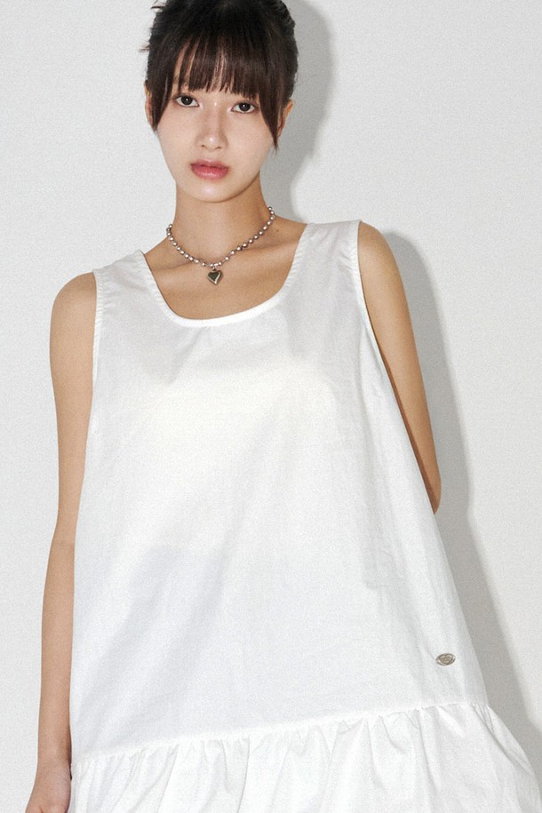 화사하고 여성스러운 분위기를 연출하는 벌룬 미니 원피스 (화이트)입니다. 부드러운 면 소재로 제작되어 편안한 착용감을 선사하며, U넥 디자인과 민소매 소매 기장이 시원한 느낌을 더합니다. 허리 밴딩으로 허리 라인을 잡아주어 더욱 슬림해 보이는 효과를 주며, 벌룬 치마핏이 사랑스러운 실루엣을 완성합니다. 데일리룩, 일상룩, 카페룩, 쇼핑룩 등 다양한 TPO에 활용 가능하며, 단독 또는 레이어드하여 베이직하면서도 캐주얼한 스타일을 연출할 수 있습니다. 안감이 있어 비침 걱정 없이 착용할 수 있으며, 로고 라벨 디테일이 은은한 포인트를 더합니다.
