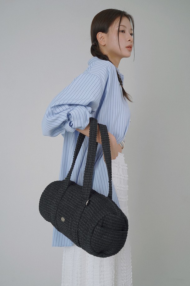 블랙 컬러의 여성용 패브릭 더플백입니다. 미디엄 사이즈로, 폴리에스테르, 나일론, 스판덱스 혼방 소재로 제작되어 튼튼하고 편안한 착용감을 제공합니다. 무지 디자인에 메탈 각인과 키링으로 포인트를 더했으며, 원통형 디자인과 지퍼형 잠금 방식으로 내용물을 안전하게 보호합니다. 내부 안감, 양쪽 수납 포켓, 토트백/숄더백 겸용, 이중 손잡이, 라운드 텍스처 등 실용적인 기능과 디자인을 갖춰 여행룩, 휴가룩, 피트니스룩, 그리고 미니멀, 캐주얼, 스포티 스타일을 즐겨 입는 여성에게 적합합니다.
