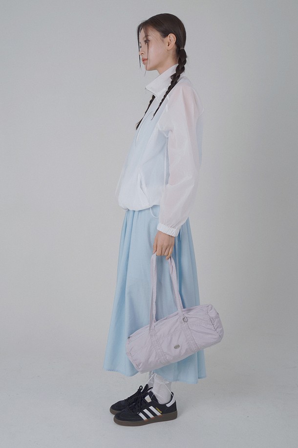 라이트 바이올렛 컬러의 여성용 패브릭 더플백입니다. 가볍고 방수 기능이 있는 나일론 소재로 제작되어 일상생활 및 여행 시에도 유용하게 사용할 수 있습니다. 미디엄 사이즈에 무지 디자인으로, 자수 디테일이 은은한 포인트를 더합니다. 토트백 및 숄더백 겸용으로 활용 가능하며, 사이드 포켓과 D링 부착, 센터라인 디테일이 특징입니다. 지퍼형 잠금 방식으로 내용물을 안전하게 보관할 수 있고, 캐주얼, 베이직 스타일을 선호하는 분들께 추천합니다. 여행룩과 산책룩에 잘 어울리는 미니멀하고 스포티한 무드의 가방입니다.
