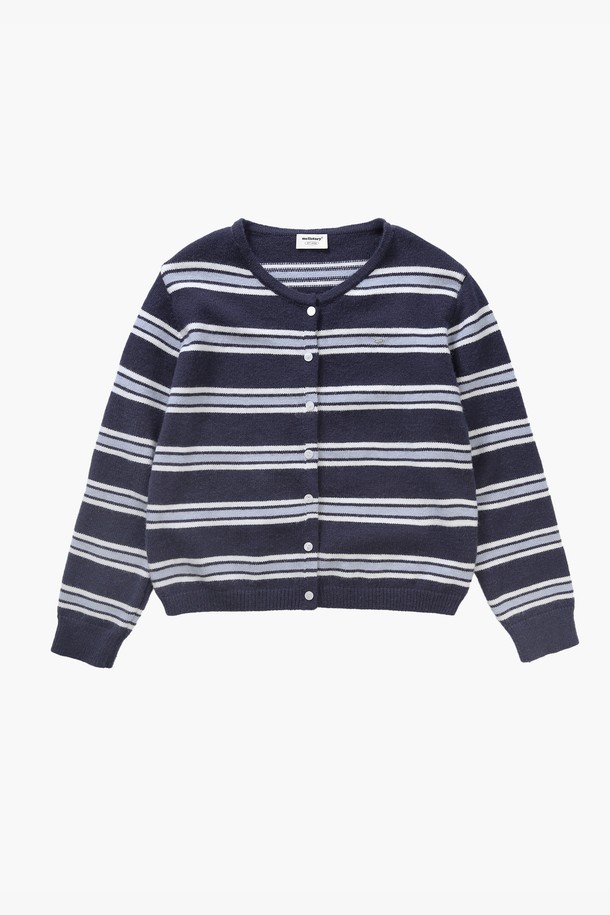 네이비와 화이트 컬러로 구성된 스트라이프 니트 가디건입니다. 가을, 겨울 시즌에 따뜻하게 착용할 수 있으며, 부드러운 니트 소재로 제작되어 편안한 촉감을 제공합니다. 라운드넥 디자인과 레귤러핏으로 캐주얼하고 베이직한 스타일을 연출하기 좋습니다. 두꺼운 두께감으로 보온성을 높였으며, 긴 소매 기장으로 다양한 룩에 활용할 수 있습니다. 데일리 룩에 포인트 아이템으로 활용하거나, 미니멀한 스타일을 연출하고 싶을 때 적합합니다.

