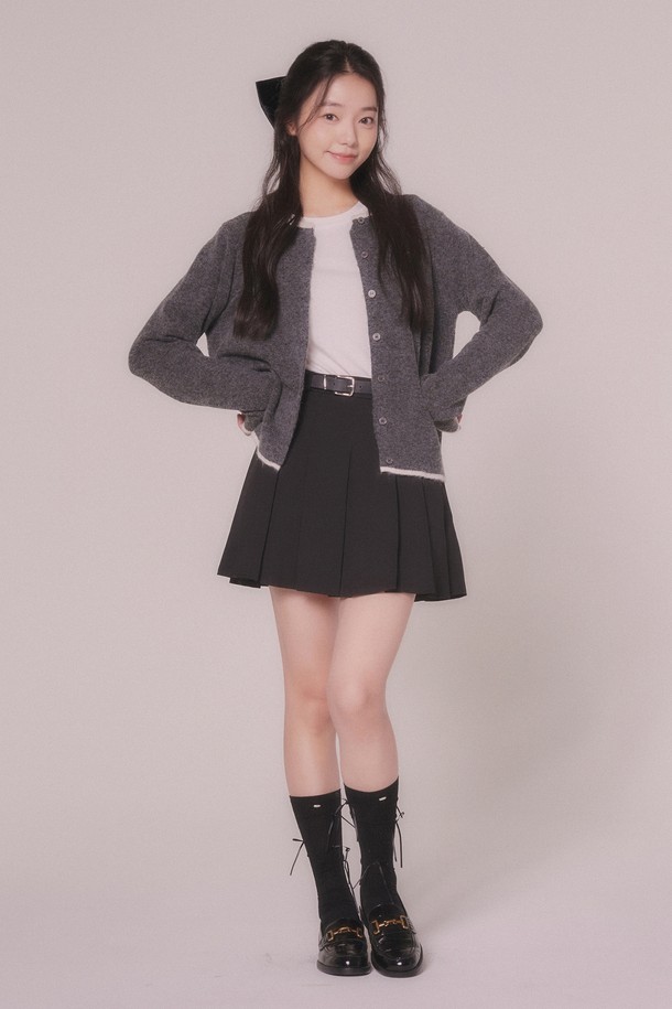 부드러운 부클 소재로 포근함을 선사하는 라인 부클 니트 가디건입니다. 라운드넥 디자인과 레귤러핏으로 편안하게 착용 가능하며, 버튼으로 간편하게 여밀 수 있습니다. 베이직하고 캐주얼한 스타일로, 가을과 겨울철 데일리룩에 활용하기 좋습니다. 그레이 컬러의 무지 디자인에 라인 디테일이 더해져 세련된 느낌을 줍니다. 긴 소매 기장과 두꺼운 두께감으로 따뜻하게 몸을 감싸줍니다.
