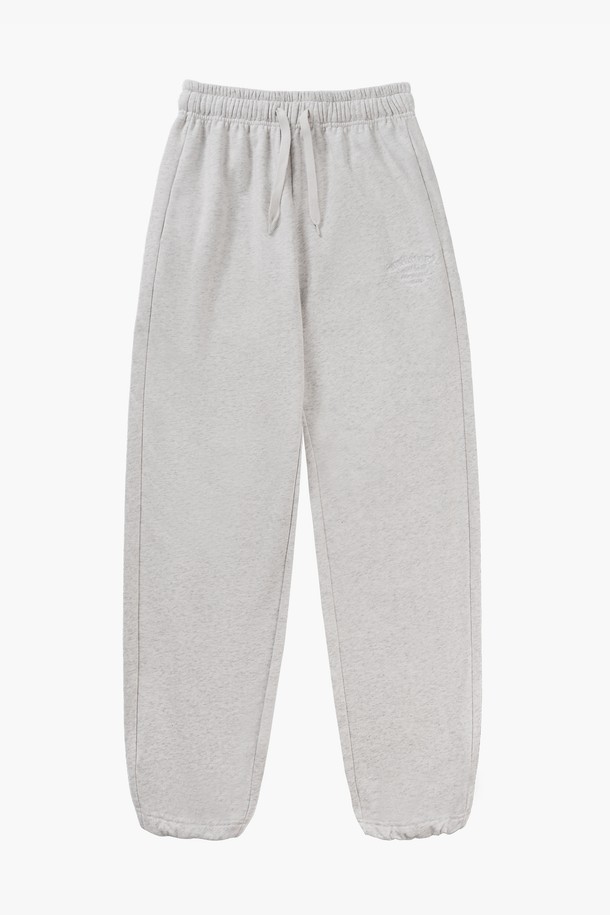 **투웨이 스웨트 팬츠 (2color)**

부드러운 면 소재로 제작되어 편안한 착용감을 선사하는 투웨이 스웨트 팬츠입니다. 아이보리, 블랙 두 가지 색상으로 출시되어 다양한 룩에 활용하기 좋습니다. 루즈핏으로 제작되어 캐주얼하고 스포티한 스타일을 연출하며, 봄, 가을, 겨울 계절에 착용하기 좋습니다. 밴딩 처리로 편안함을 더했으며, 집콕룩과 산책룩 등 편안한 TPO에 적합합니다. 무지 디자인에 두꺼운 두께감으로 포근함을 더했습니다.
