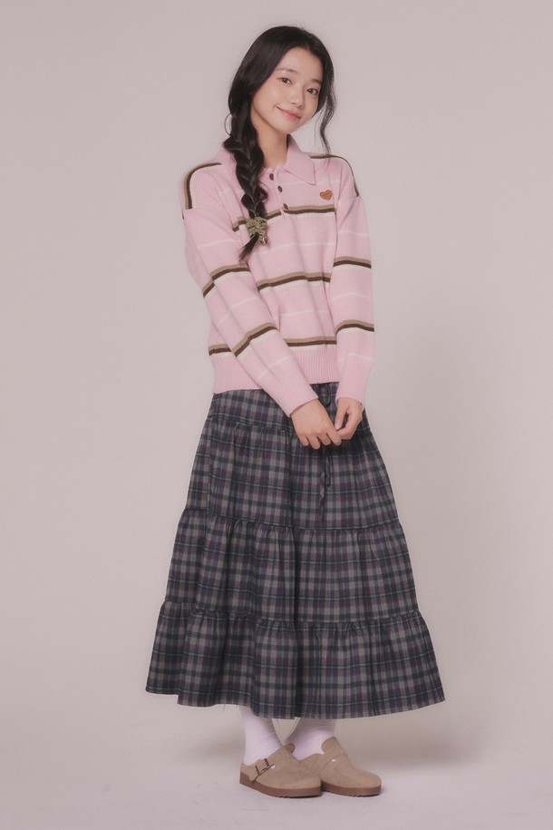 **스트라이프 니트 카라 티셔츠 (2color)**는 여성용 니트/스웨터로, 가을과 겨울에 따뜻하게 착용할 수 있는 긴소매 티셔츠입니다. 부드러운 촉감의 니트 소재로 제작되었으며, 레귤러 핏에 카라넥 디자인이 특징입니다. 캐주얼 스타일의 스트라이프 패턴이 돋보이며, 핑크와 브라운 두 가지 컬러로 제공됩니다. 두께감 있는 니트 소재로 포근하고 편안한 착용감을 선사합니다.
