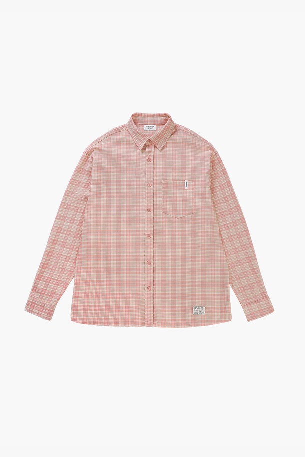 래빗 라벨 체크 셔츠 (2color)는 여성스러운 매력을 더해줄 셔츠입니다. 부드러운 면 소재로 제작되어 편안한 착용감을 선사하며, 봄, 가을 시즌에 활용하기 좋습니다. 핑크 컬러와 체크 패턴이 어우러져 캐주얼하면서도 베이직한 스타일을 연출합니다. 루즈핏과 차이나칼라, 긴 소매 디자인으로 편안함과 세련된 분위기를 동시에 느낄 수 있으며, 버튼다운 디테일이 돋보입니다. 데이트룩, 봄 소풍룩에 잘 어울리며 캐주얼, 클래식, 미니멀 스타일을 즐겨 입는 분들께 추천합니다.
