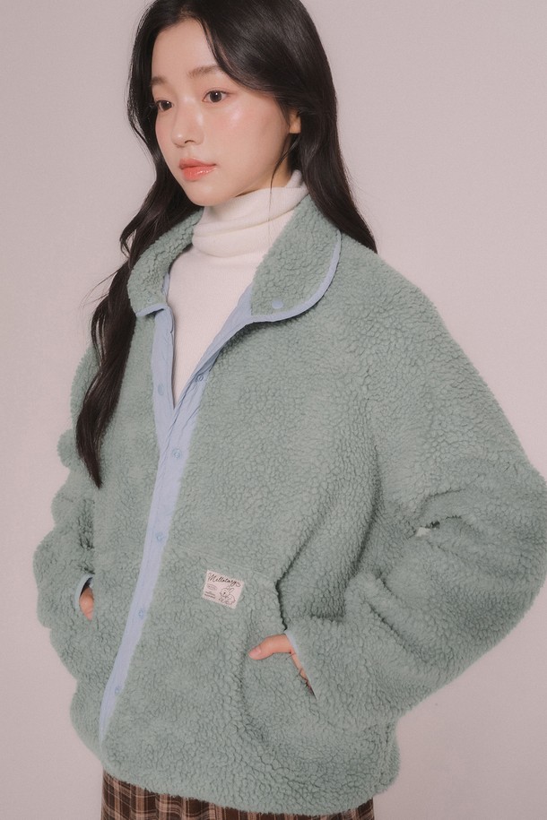 **리버시블 덤블 점퍼 (2color)**는 부드러운 촉감의 플리스와 폴리에스테르 소재로 제작되어 가을, 겨울철 따뜻하게 입을 수 있는 여성용 아우터입니다. 민트, 화이트 두 가지 컬러로 출시되어 취향에 맞게 선택 가능하며, 캐주얼 스타일의 오버핏 크롭 기장으로 편안하게 착용할 수 있습니다. 집업 디자인과 리버시블 기능으로 다양한 연출이 가능하며, 산책룩, 캠핑룩 등 폭넓은 TPO에 활용하기 좋습니다. 미니멀, 고프코어 스타일을 즐겨 입는 분들께 추천하는 아이템입니다.
