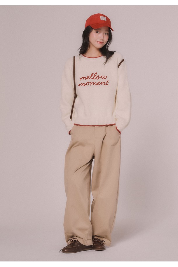 **멜로우 자수 라인 니트탑**은 부드러운 촉감의 폴리에스터, 나일론 혼방 소재로 제작된 여성용 니트/스웨터입니다. 라운드넥 디자인에 얇은 두께감으로 봄, 가을 간절기에 활용하기 좋으며, 캐주얼 및 베이직 스타일을 연출할 수 있습니다. 아이보리, 네이비 두 가지 컬러로 출시되었으며, 라글란 소매와 밑단 컬러 라인 디테일, 로고 라벨이 특징입니다. 루즈핏으로 편안하게 착용 가능하며, 자수 및 레터링 패턴이 돋보입니다. 안감이 있어 비침 걱정 없이 착용할 수 있습니다.
