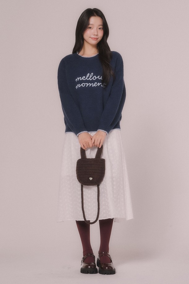 "멜로우 자수 라인 니트탑 (2color)"은 부드러운 촉감의 폴리에스테르와 나일론 혼방 소재로 제작되어 가을, 겨울 시즌에 따뜻하게 착용하기 좋습니다. 라운드넥에 릴랙스핏으로 편안한 착용감을 선사하며, 라글란 소매와 밑단 라인 배색, 로고 디테일로 포인트를 더했습니다. 캐주얼, 베이직 스타일로 데이트룩, 모임룩 등 다양한 TPO에 활용 가능하며, 아이보리와 네이비 두 가지 컬러로 만나볼 수 있습니다. 신축성이 있어 활동성이 좋고, 약간의 비침이 있어 은은한 포인트를 줄 수 있습니다.
