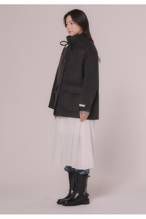세련된 무드의 핸드메이드 울 하프 코트입니다. 부드러운 촉감의 울 소재로 제작되어 가을, 겨울 시즌 따뜻하게 착용할 수 있습니다. 블랙, 그레이 두 가지 색상으로 출시되어, 출근룩, 오피스룩, 모임룩 등 다양한 TPO에 활용 가능합니다. 클래식, 미니멀, 시크한 스타일을 연출하기 좋으며, 싱글 버튼 여밈과 레귤러핏 디자인으로 깔끔한 실루엣을 선사합니다. 하프 기장의 코트로, 어떤 옷차림에도 세련됨을 더해줍니다.
