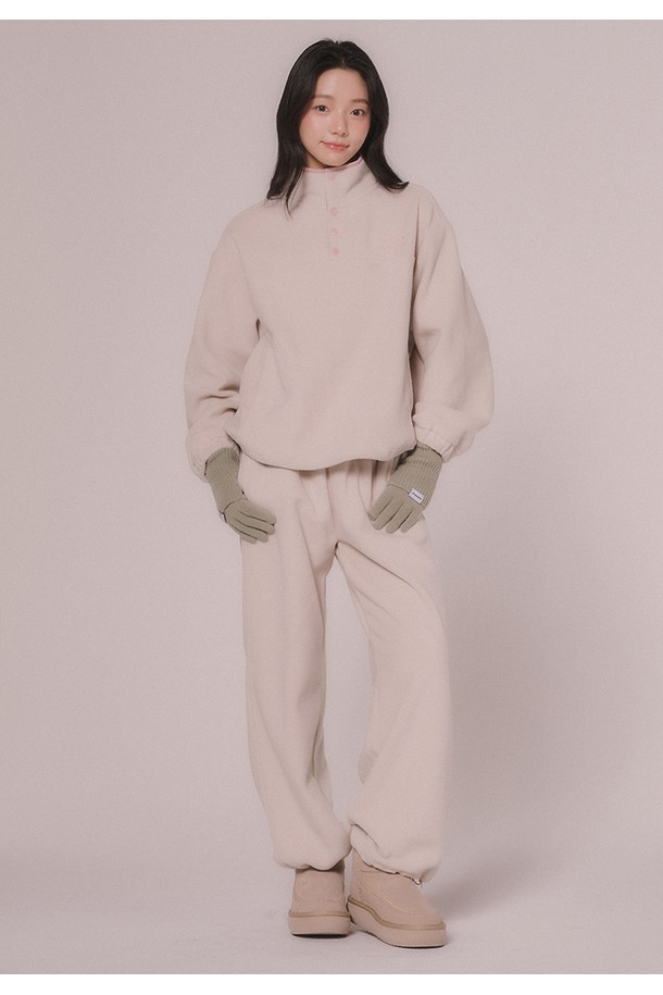 부드러운 플리스 소재의 플리스 투웨이 팬츠 (라이트베이지)입니다. 루즈핏으로 편안한 착용감을 선사하며, 가을과 겨울철에 따뜻하게 입을 수 있습니다. 무지 디자인에 긴 기장으로, 캐주얼하고 베이직한 스타일을 연출합니다. 투웨이 디자인으로 다양한 스타일링이 가능하며, 집콕룩이나 산책룩으로 활용하기 좋습니다. 밴딩 처리로 편안하게 활동할 수 있습니다.
