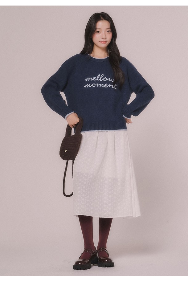 사랑스러운 하트 디자인이 돋보이는 하트 미니 니팅백 (딥브라운)입니다. 부드러운 니트 소재로 제작되어 포근한 느낌을 주며, 걸리시, 로맨틱, 미니멀 스타일을 연출하기 좋습니다. 데이트룩, 모임룩, 소개팅룩 등 다양한 TPO에 매치하여 여성스러운 분위기를 더해보세요. 미니 사이즈로 휴대성을 높였으며, 딥브라운 컬러가 세련된 포인트를 선사합니다. 니팅 디테일이 돋보이는 이 가방은 당신의 스타일 지수를 한층 끌어올릴 것입니다.
