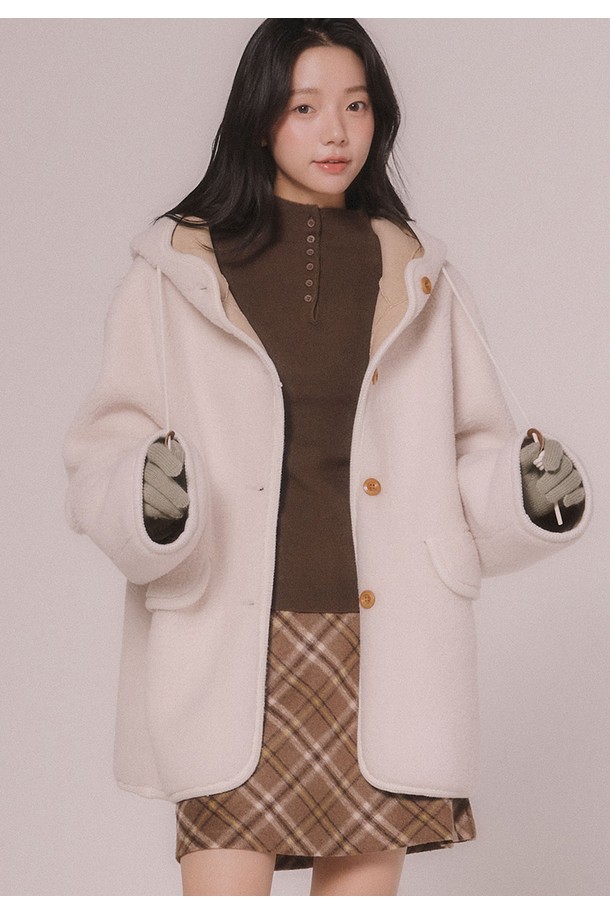 부드러운 시어링과 무스탕 소재로 따뜻함을 더한 여성용 후드 시어링 무스탕 점퍼입니다. 아이보리 컬러의 베이직하고 캐주얼한 디자인으로, 겨울철 데일리룩에 활용하기 좋습니다. 레귤러 기장의 무지 패턴에 버튼 여밈 방식으로 편안하게 착용할 수 있습니다. 후드와 포켓 디테일이 실용성을 높이며, 안감 전체가 시어링으로 처리되어 뛰어난 보온성을 제공합니다. 레귤러 핏으로 제작되어 다양한 스타일을 연출하기 용이합니다.
