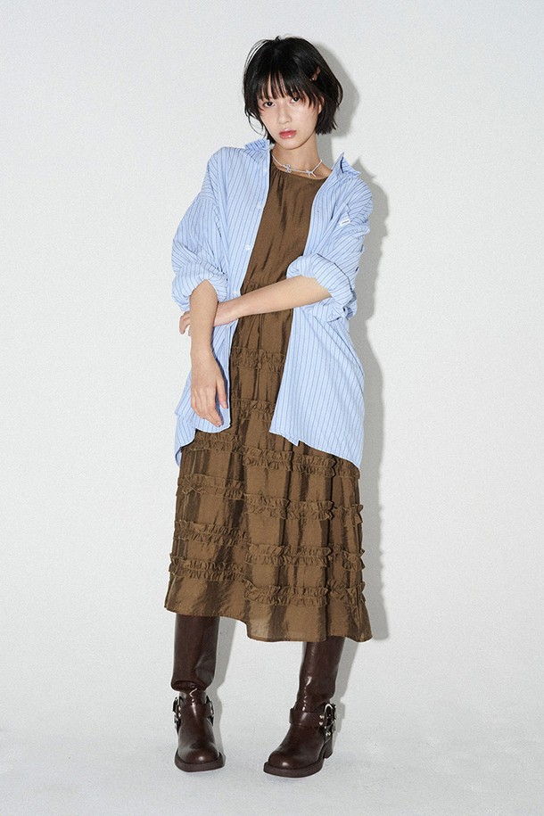 **프릴 롱 원피스 (브라운)**

부드러운 비스코스레이온 소재의 브라운 컬러 프릴 롱 원피스입니다. 라운드넥에 A라인 핏으로 우아하고 페미닌한 스타일을 연출하며, 얇은 두께감으로 봄, 여름에 시원하게 착용하기 좋습니다. 반소매 디자인에 프릴 디테일과 로고 리본 디테일이 여성스러움을 더하며, 이너 팬츠 라이닝으로 편안함까지 갖췄습니다. 단독 또는 레이어드하여 클래식, 로맨틱, 미니멀 등 다양한 스타일을 소화할 수 있어 데이트룩, 카페룩, 여행룩에 모두 잘 어울립니다.
