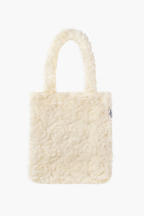 시스루 튤 숄더백 (크림)은 페미닌하고 캐주얼한 무드를 연출하는 여성 숄더백입니다. 부드러운 폴리에스터 소재의 시스루 튤 디자인으로 은은한 여성스러움을 더합니다. 미디엄 사이즈로 넉넉한 수납 공간을 제공하며, 어코백 형태와 T자 타입 바닥으로 실용성을 높였습니다. 프릴 디테일과 사이드 시그니처 로고가 디자인의 포인트를 더하며, 데이트룩, 쇼핑룩 등 다양한 일상 스타일에 매치하기 좋습니다. 가볍고 시원한 느낌으로 여름철에도 부담 없이 착용할 수 있습니다.
