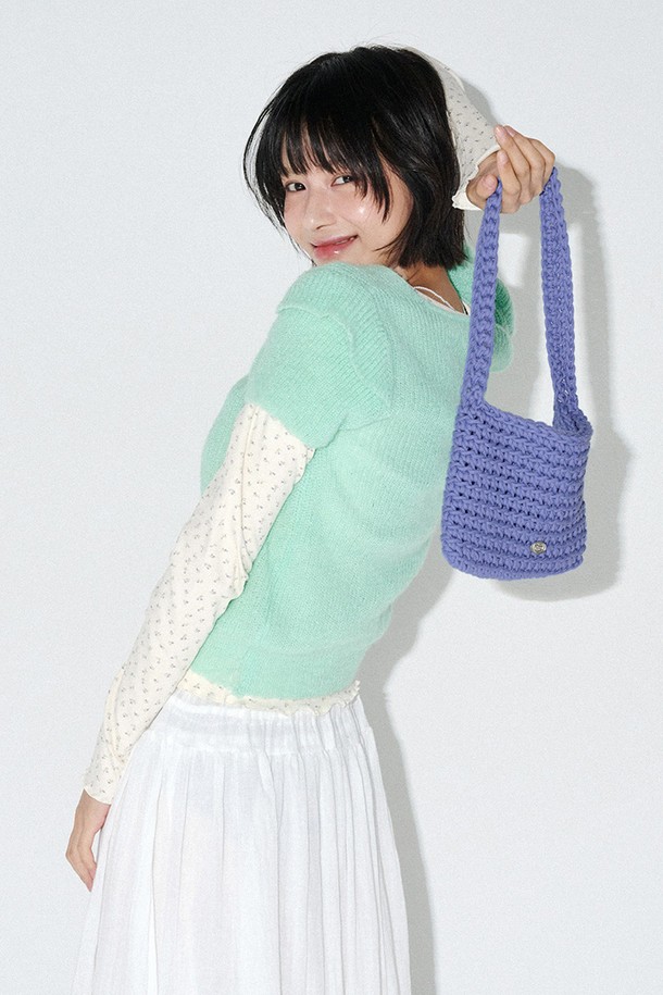 코튼 니팅백 (블루)은 여성스러운 매력을 더하는 미디엄 사이즈의 니팅백입니다. 부드러운 면 소재로 제작되어 편안한 착용감을 선사하며, 핸드메이드 특유의 섬세한 니트 패턴이 돋보입니다. 시원한 블루 컬러와 사각 쉐입은 캐주얼, 미니멀, 클래식 스타일 모두에 잘 어울립니다. 가방 전면의 센터라인 메달 각인 디테일과 마그네틱형 잠금 방식으로 포인트를 더했으며, 데이트룩, 쇼핑룩, 카페룩 등 다양한 TPO에 활용하기 좋습니다.
