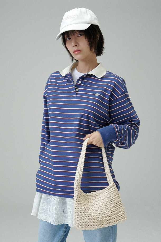 코튼 니팅백 (크림)은 부드러운 면 소재로 제작된 여성용 니팅백입니다. 핸드메이드 방식으로 제작되어 섬세한 니트 패턴과 독특한 디자인을 자랑하며, 크림색상으로 어떤 스타일에도 잘 어울립니다. 미디엄 사이즈의 사각 쉐입으로, 데이트룩, 카페룩, 쇼핑룩 등 다양한 TPO에 활용 가능합니다. 가벼운 소지품을 수납하기 좋으며, 중앙 라인의 메달 각인 디테일이 포인트를 더합니다. 캐주얼, 미니멀, 클래식 등 폭넓은 스타일을 소화하는 매력적인 아이템입니다.
