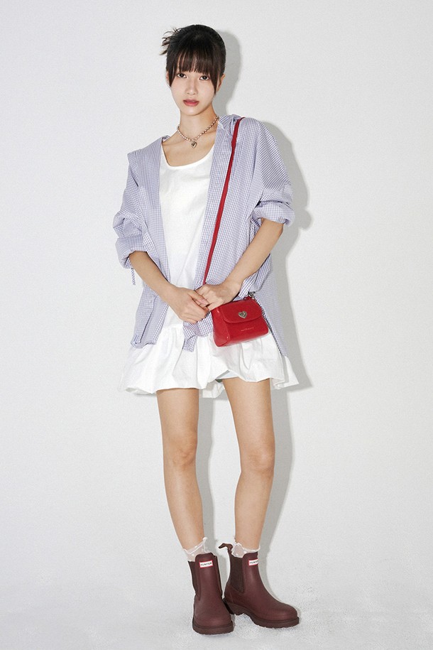 "하트락 미니백 (레드)"는 여성스러운 스타일을 완성하는 미니백입니다. 광택감 있는 레드 컬러의 비건 레더 소재로 제작되었으며, 플라워 패턴과 하트락, 로고 엠보싱 장식이 돋보입니다. 컴팩트한 사각 디자인에 탈부착 가능한 크로스 스트랩과 토트 핸들을 갖춰 다양한 연출이 가능하며, 내부에는 카드 슬롯 포켓이 있어 실용적입니다. 데이트룩, 모임룩, 파티룩 등 특별한 날에 걸리시, 클래식, 로맨틱한 분위기를 더해보세요.
