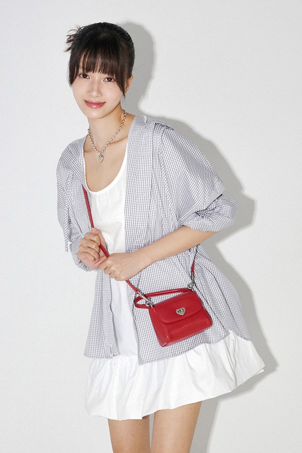 라이트 그레이 컬러의 체크 후드 셔츠입니다. 봄, 여름 시즌에 어울리는 얇은 두께의 시어서커 소재로 제작되어 통기성이 좋고, 부드러운 촉감과 신축성으로 편안한 착용감을 선사합니다. 캐주얼 스타일의 루즈핏으로, 앞면 버튼 여밈과 가슴 포켓 디테일이 특징이며, 후드 디자인으로 포인트를 더했습니다. 일상, 카페, 여행 등 다양한 TPO에 활용 가능하며, 미니멀, 캐주얼, 클래식 스타일을 연출하기 좋습니다. 로고 라벨과 사이드 라벨로 은은한 포인트를 더했습니다.
