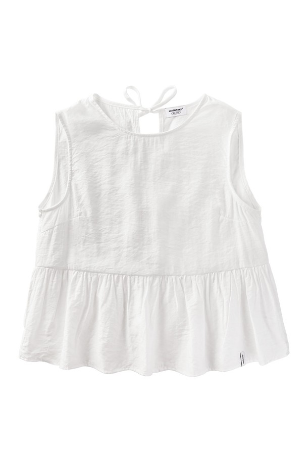 "백리본 나시 블라우스 (화이트)"는 여성스러운 무드를 연출하는 우아한 스타일의 상의입니다. 얇은 두께감의 폴리에스테르 소재로 제작되어 부드러운 촉감을 선사하며, 봄, 여름 시즌에 시원하게 착용하기 좋습니다. 라운드넥에 민소매 디자인으로, 크롭 기장과 루즈핏으로 편안함을 더했습니다. 특히 백리본 디테일과 프릴 디자인이 돋보이며, 로고 라벨이 포인트로 들어가 있습니다. 데이트룩, 카페룩, 쇼핑룩 등 다양한 TPO에 미니멀, 클래식, 로맨틱 스타일로 연출하기 좋으며, 레이어드하여 더욱 스타일리시하게 소화할 수 있습니다.
