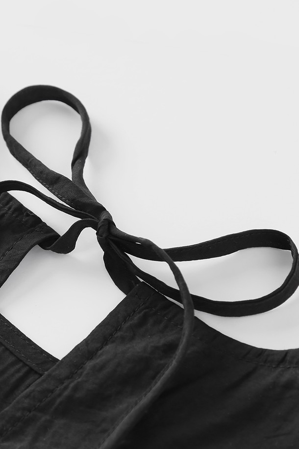 세련된 무드의 백리본 나시 블라우스 (블랙)입니다. 부드러운 폴리에스테르 소재로 제작되어 편안한 착용감을 선사하며, 크롭 기장과 루즈핏 디자인으로 시원하고 스타일리시하게 연출할 수 있습니다. 라운드넥에 백리본과 프릴 디테일이 더해져 우아하고 페미닌한 분위기를 자아냅니다. 안감이 있어 비침 걱정 없이 레이어드하여 다양한 스타일을 즐길 수 있으며, 데이트룩, 카페룩, 모임룩 등 다채로운 TPO에 활용하기 좋습니다. 클래식, 미니멀, 로맨틱 스타일을 즐겨 입는 여성분들께 추천합니다.
