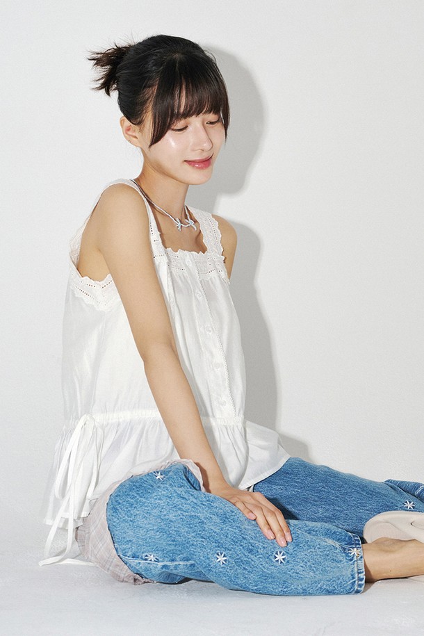 레이스 테이핑 나시 블라우스 (화이트)는 우아하고 페미닌한 스타일을 연출하는 여성 블라우스입니다. 부드러운 레이온과 폴리에스테르 혼방 소재로 제작되어 봄, 여름 시즌에 시원하게 착용할 수 있습니다. 깊이감 있는 스퀘어넥과 레이스 트리밍, 리본 스트링 디테일이 여성스러운 매력을 더하며, 사이드 허리 스트링으로 허리 라인을 슬림하게 잡아줍니다. 크롭 기장과 민소매 디자인은 데이트룩이나 카페룩, 모임룩 등 다양한 TPO에 로맨틱, 클래식, 미니멀한 스타일로 연출하기 좋습니다. 단독 또는 레이어드하여 다양한 스타일을 연출할 수 있습니다.
