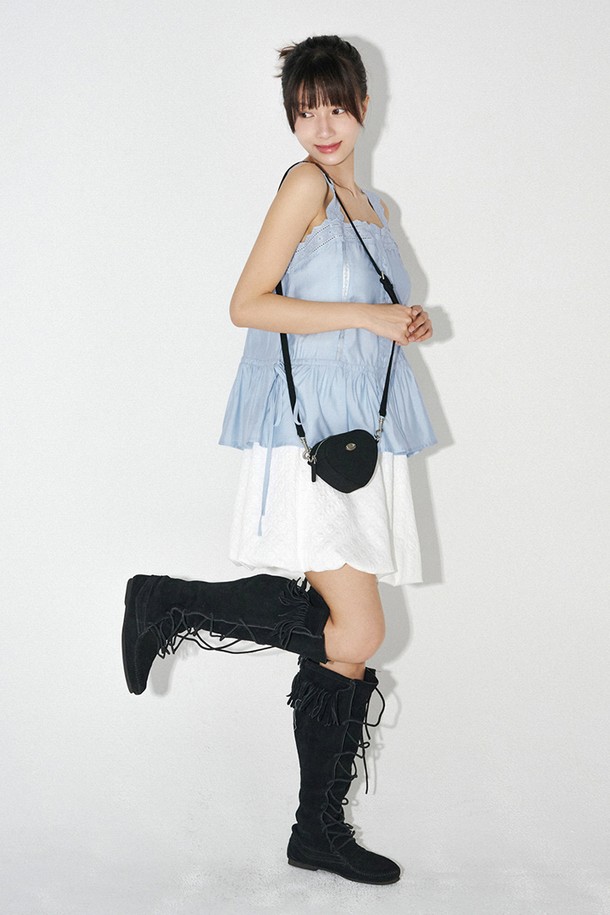 자가드 벌룬 미니 스커트 (화이트)는 페미닌한 무드를 연출하는 여성 의류입니다. 봄, 여름 시즌에 어울리는 미니스커트로, 벌룬핏 디자인과 무릎 위 기장이 특징입니다. 화이트 컬러의 폴리에스테르 소재로 제작되었으며, 자가드 패턴과 밴딩 허리, 로고 라벨 디테일이 돋보입니다. 데이트룩, 카페룩, 쇼핑룩 등 다양한 TPO에 활용 가능하며, 클래식하고 미니멀한 스타일을 연출하기 좋습니다. 안감이 있어 편안하게 착용할 수 있습니다.
