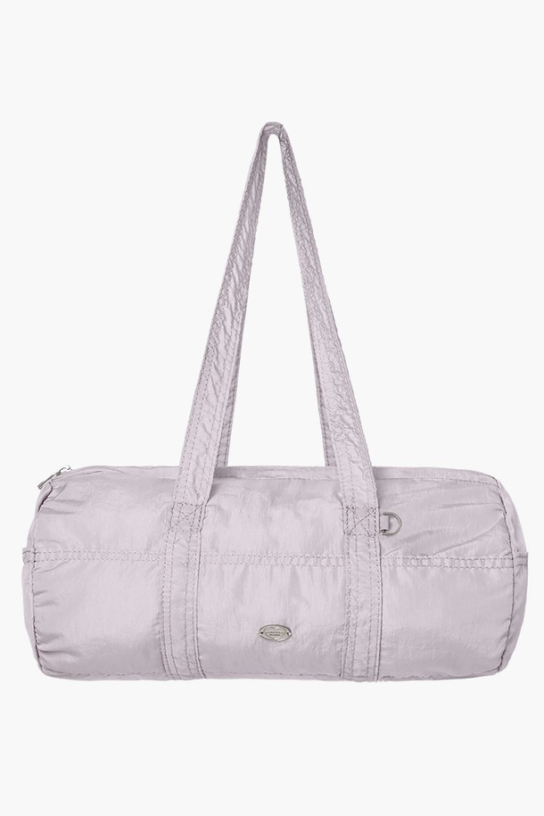 라이트 바이올렛 컬러의 여성용 패브릭 더플백입니다. 가볍고 방수 기능이 있는 나일론 소재로 제작되어 일상생활 및 여행 시에도 유용하게 사용할 수 있습니다. 미디엄 사이즈에 무지 디자인으로, 자수 디테일이 은은한 포인트를 더합니다. 토트백 및 숄더백 겸용으로 활용 가능하며, 사이드 포켓과 D링 부착, 센터라인 디테일이 특징입니다. 지퍼형 잠금 방식으로 내용물을 안전하게 보관할 수 있고, 캐주얼, 베이직 스타일을 선호하는 분들께 추천합니다. 여행룩과 산책룩에 잘 어울리는 미니멀하고 스포티한 무드의 가방입니다.

