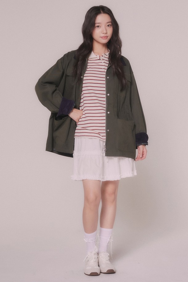 **코듀로이 콤비 워크 재킷 (2color)**

부드러운 코듀로이 소재로 제작된 여성 워크 재킷입니다. 봄, 가을 시즌에 적합하며, 캐주얼하고 베이직한 스타일을 연출할 수 있습니다. 카키와 네이비 두 가지 색상으로 출시되어 다양한 룩에 활용하기 좋습니다. 레귤러핏에 버튼 여밈 방식, 긴 소매 기장으로 제작되었으며, 출근룩과 모임룩 모두에 잘 어울립니다. 콤비 디자인이 돋보이는 워크웨어 스타일의 재킷입니다.
