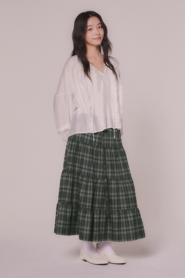 **체크 캉캉 롱 스커트 (2color)**

세련된 체크 패턴과 캉캉 디자인이 돋보이는 여성 롱 스커트입니다. 그린과 블랙 두 가지 색상으로 출시되어 다양한 스타일 연출이 가능합니다. 허리 라인을 잡아주는 하이웨스트 디자인에 플레어 A라인 핏으로 다리가 길어 보이는 효과를 줍니다. 봄, 가을, 겨울 시즌 데일리룩 또는 캐주얼 스타일링에 적합하며, 러플 디테일이 여성스러운 무드를 더합니다. 폴리에스테르 소재로 제작되어 편안한 착용감을 선사합니다.
