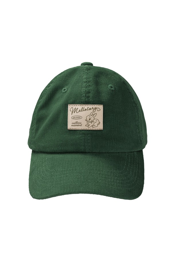 래빗 라벨 코듀로이 볼캡은 부드러운 코듀로이 소재로 제작되어 편안한 착용감을 선사합니다. 그린, 블랙 두 가지 색상으로 출시되어 어떤 스타일에도 매치하기 용이하며, 데일리룩, 산책룩, 봄 소풍룩 등 다양한 TPO에 활용 가능합니다. 모자 깊이와 챙 넓이가 일반적인 디자인으로, 누구나 부담 없이 착용할 수 있으며, 사이즈 조절이 가능하여 편안한 착용감을 제공합니다. 캐주얼, 미니멀, 클래식 스타일을 즐겨 입는 분들에게 적합하며, 라벨 로고 디자인으로 포인트를 더했습니다. 봄, 여름, 가을 계절에 착용하기 좋은 아이템입니다.
