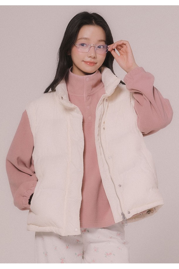 이번 겨울, 당신의 데일리룩에 따뜻함과 스타일을 더해줄 투웨이 웰론 패딩 점퍼입니다. 캐주얼하고 베이직한 디자인으로, 아이보리와 라이트블루 두 가지 산뜻한 컬러로 만나보세요. 소매 탈착이 가능하여 다양한 스타일 연출이 가능하며, 밑단 밴딩과 스트링 스토퍼, 스탠딩 카라로 보온성을 높였습니다. 넉넉한 루즈핏으로 편안함을 선사하며, 플로럴 패턴과 전면 자수 라벨이 은은한 포인트를 더합니다. 산책룩과 미니멀한 스타일을 즐기는 여성분들께 추천합니다.
