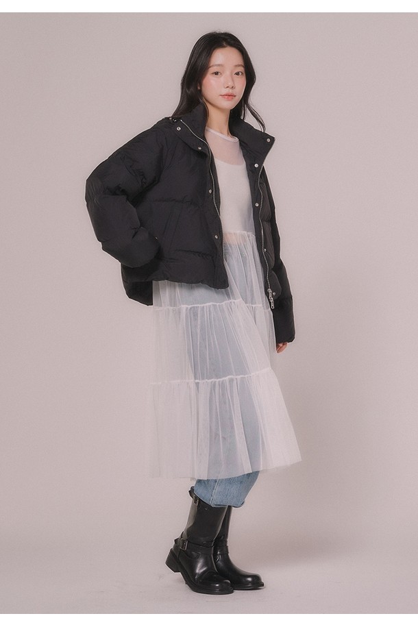 겨울철 따뜻함과 스타일을 책임질 라이트 다운 패딩 점퍼입니다. 부드러운 나일론 소재와 두꺼운 두께감으로 뛰어난 보온성을 제공하며, 덕다운 충전재(80% 다운, 20% 페더)를 사용하여 가볍고 따뜻하게 착용할 수 있습니다. 탈부착 가능한 후드와 투웨이 지퍼, 스탠딩 칼라 디자인으로 다양한 스타일 연출이 가능하며, 릴랙스 핏으로 편안한 착용감을 선사합니다. 올리브, 블랙 두 가지 색상으로 출시되어 출근룩, 여행룩 등 어떤 TPO에도 잘 어울리며, 캐주얼, 미니멀, 클래식한 무드를 연출할 수 있습니다.
