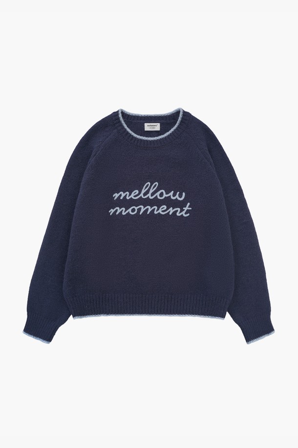 "멜로우 자수 라인 니트탑 (2color)"은 부드러운 촉감의 폴리에스테르와 나일론 혼방 소재로 제작되어 가을, 겨울 시즌에 따뜻하게 착용하기 좋습니다. 라운드넥에 릴랙스핏으로 편안한 착용감을 선사하며, 라글란 소매와 밑단 라인 배색, 로고 디테일로 포인트를 더했습니다. 캐주얼, 베이직 스타일로 데이트룩, 모임룩 등 다양한 TPO에 활용 가능하며, 아이보리와 네이비 두 가지 컬러로 만나볼 수 있습니다. 신축성이 있어 활동성이 좋고, 약간의 비침이 있어 은은한 포인트를 줄 수 있습니다.
