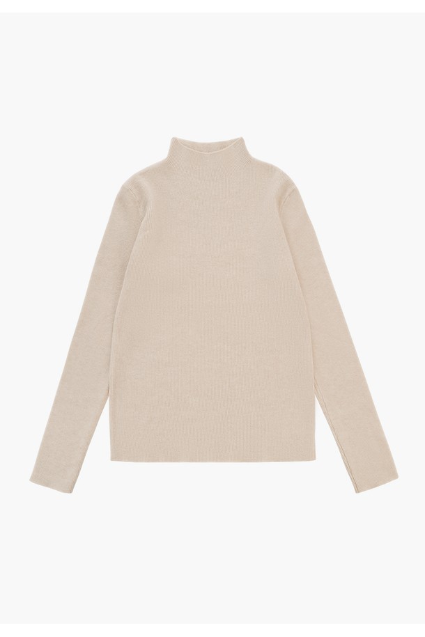 미니멀하고 클래식한 스타일을 연출하기 좋은 여성 하프넥 니트탑입니다. 부드러운 촉감의 니트 소재로 제작되어 가을과 겨울에 따뜻하게 착용할 수 있습니다. 레귤러 핏에 긴 소매 기장으로, 다양한 하의와 매치하여 스타일리시한 룩을 완성할 수 있습니다. 아이보리, 베이지, 블랙 3가지 기본 컬러로 출시되어 취향에 맞게 선택 가능합니다. 데일리룩으로 활용하기 좋은 베이직 아이템입니다.
