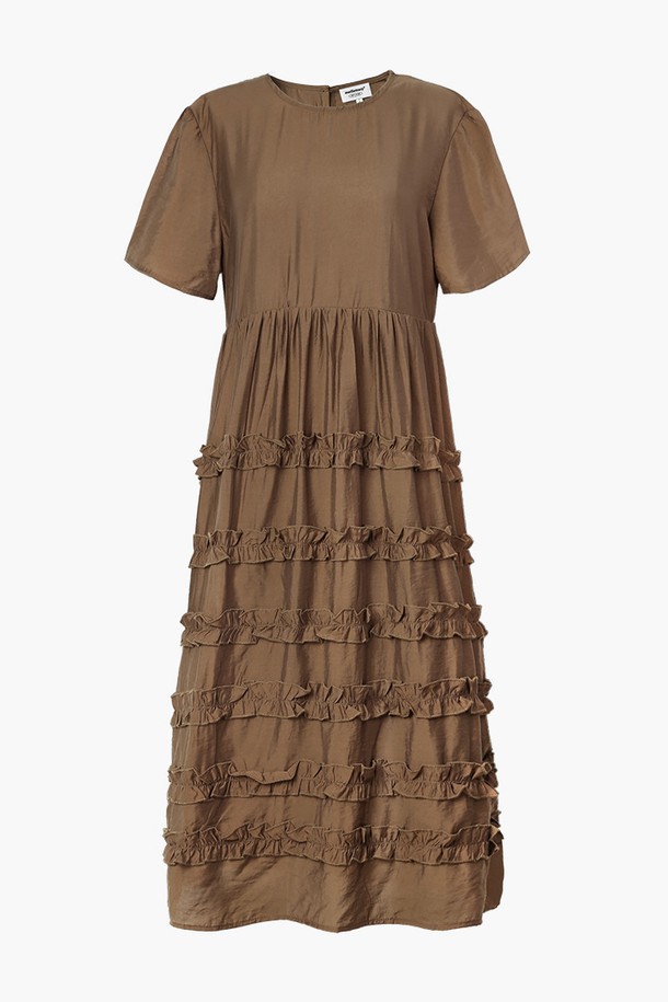 **프릴 롱 원피스 (브라운)**

부드러운 비스코스레이온 소재의 브라운 컬러 프릴 롱 원피스입니다. 라운드넥에 A라인 핏으로 우아하고 페미닌한 스타일을 연출하며, 얇은 두께감으로 봄, 여름에 시원하게 착용하기 좋습니다. 반소매 디자인에 프릴 디테일과 로고 리본 디테일이 여성스러움을 더하며, 이너 팬츠 라이닝으로 편안함까지 갖췄습니다. 단독 또는 레이어드하여 클래식, 로맨틱, 미니멀 등 다양한 스타일을 소화할 수 있어 데이트룩, 카페룩, 여행룩에 모두 잘 어울립니다.
