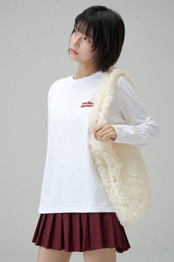 시스루 튤 숄더백 (크림)은 페미닌하고 캐주얼한 무드를 연출하는 여성 숄더백입니다. 부드러운 폴리에스터 소재의 시스루 튤 디자인으로 은은한 여성스러움을 더합니다. 미디엄 사이즈로 넉넉한 수납 공간을 제공하며, 어코백 형태와 T자 타입 바닥으로 실용성을 높였습니다. 프릴 디테일과 사이드 시그니처 로고가 디자인의 포인트를 더하며, 데이트룩, 쇼핑룩 등 다양한 일상 스타일에 매치하기 좋습니다. 가볍고 시원한 느낌으로 여름철에도 부담 없이 착용할 수 있습니다.
