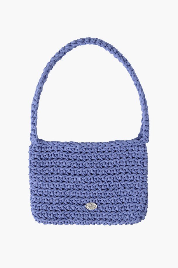 코튼 니팅백 (블루)은 여성스러운 매력을 더하는 미디엄 사이즈의 니팅백입니다. 부드러운 면 소재로 제작되어 편안한 착용감을 선사하며, 핸드메이드 특유의 섬세한 니트 패턴이 돋보입니다. 시원한 블루 컬러와 사각 쉐입은 캐주얼, 미니멀, 클래식 스타일 모두에 잘 어울립니다. 가방 전면의 센터라인 메달 각인 디테일과 마그네틱형 잠금 방식으로 포인트를 더했으며, 데이트룩, 쇼핑룩, 카페룩 등 다양한 TPO에 활용하기 좋습니다.
