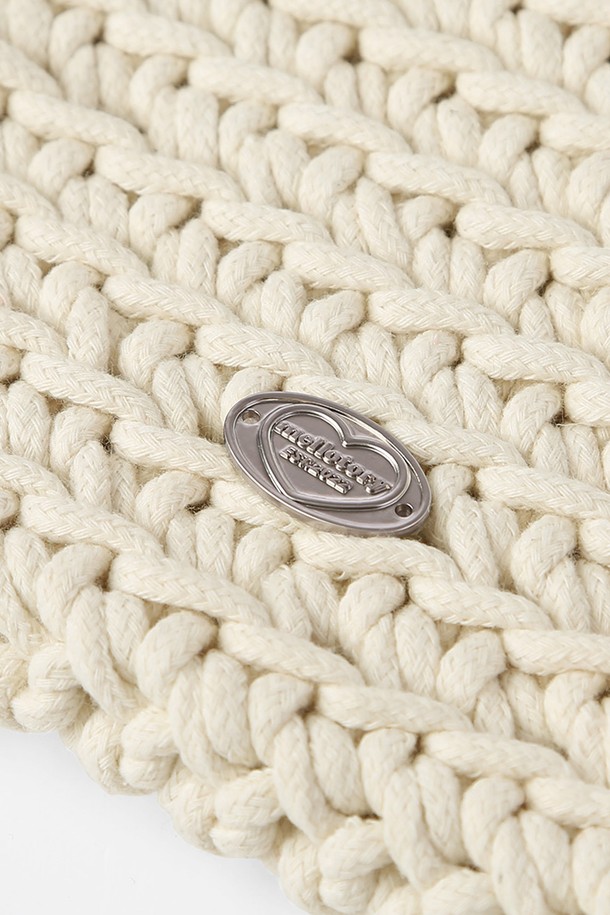 코튼 니팅백 (크림)은 부드러운 면 소재로 제작된 여성용 니팅백입니다. 핸드메이드 방식으로 제작되어 섬세한 니트 패턴과 독특한 디자인을 자랑하며, 크림색상으로 어떤 스타일에도 잘 어울립니다. 미디엄 사이즈의 사각 쉐입으로, 데이트룩, 카페룩, 쇼핑룩 등 다양한 TPO에 활용 가능합니다. 가벼운 소지품을 수납하기 좋으며, 중앙 라인의 메달 각인 디테일이 포인트를 더합니다. 캐주얼, 미니멀, 클래식 등 폭넓은 스타일을 소화하는 매력적인 아이템입니다.
