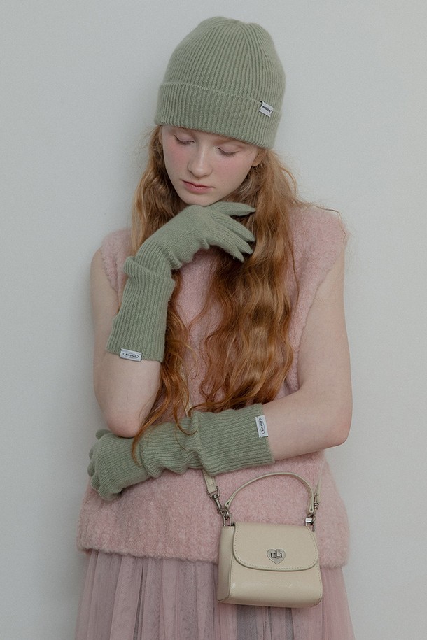 "하트락 미니백 (버터)"는 여성스러운 스타일을 완성하는 미니백입니다. 부드러운 버터 컬러의 이 가방은 광택감 있는 주름 텍스처의 비건 레더 소재로 제작되어 고급스러운 분위기를 자아냅니다. 사랑스러운 플라워 패턴 안감과 하트 락 장식이 돋보이며, 탈부착 가능한 크로스 스트랩과 내부 카드 슬립 포켓으로 실용성을 더했습니다. 사각형 디자인에 락형 잠금 방식으로 소지품을 안전하게 보관할 수 있으며, 더스트백과 박스 패키지로 구성되어 선물용으로도 좋습니다. 데이트룩, 쇼핑룩, 모임룩 등 다양한 TPO에 클래식, 걸리시, 로맨틱 스타일을 더해 보세요.
