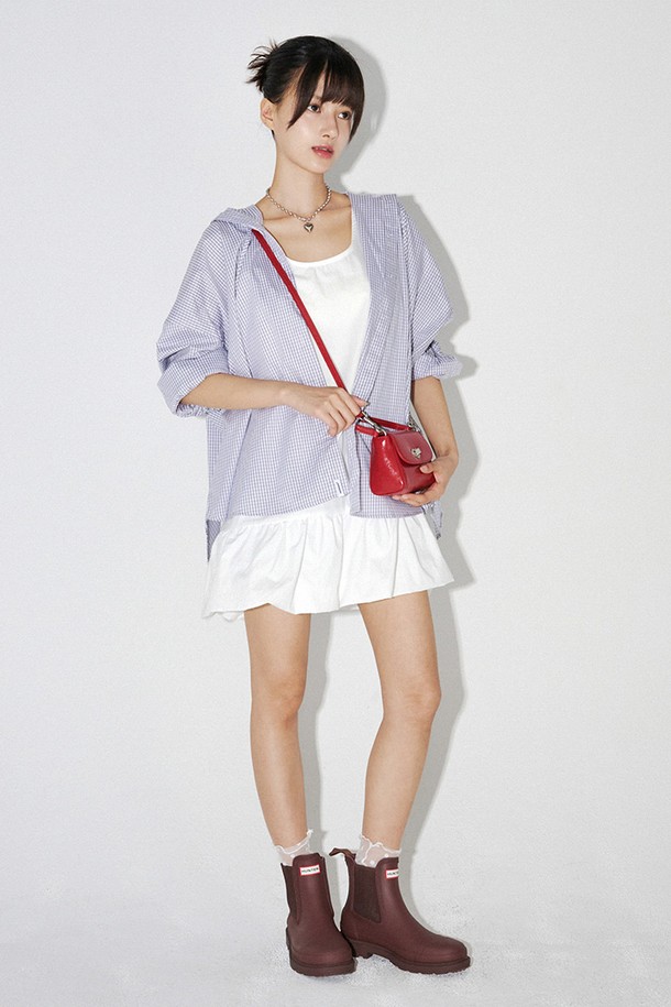 "하트락 미니백 (레드)"는 여성스러운 스타일을 완성하는 미니백입니다. 광택감 있는 레드 컬러의 비건 레더 소재로 제작되었으며, 플라워 패턴과 하트락, 로고 엠보싱 장식이 돋보입니다. 컴팩트한 사각 디자인에 탈부착 가능한 크로스 스트랩과 토트 핸들을 갖춰 다양한 연출이 가능하며, 내부에는 카드 슬롯 포켓이 있어 실용적입니다. 데이트룩, 모임룩, 파티룩 등 특별한 날에 걸리시, 클래식, 로맨틱한 분위기를 더해보세요.
