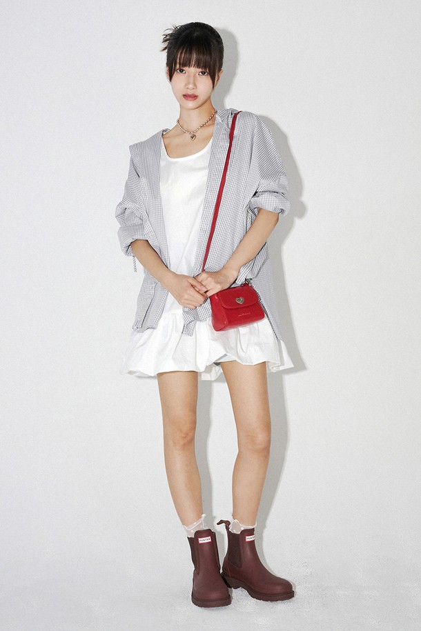 라이트 그레이 컬러의 체크 후드 셔츠입니다. 봄, 여름 시즌에 어울리는 얇은 두께의 시어서커 소재로 제작되어 통기성이 좋고, 부드러운 촉감과 신축성으로 편안한 착용감을 선사합니다. 캐주얼 스타일의 루즈핏으로, 앞면 버튼 여밈과 가슴 포켓 디테일이 특징이며, 후드 디자인으로 포인트를 더했습니다. 일상, 카페, 여행 등 다양한 TPO에 활용 가능하며, 미니멀, 캐주얼, 클래식 스타일을 연출하기 좋습니다. 로고 라벨과 사이드 라벨로 은은한 포인트를 더했습니다.
