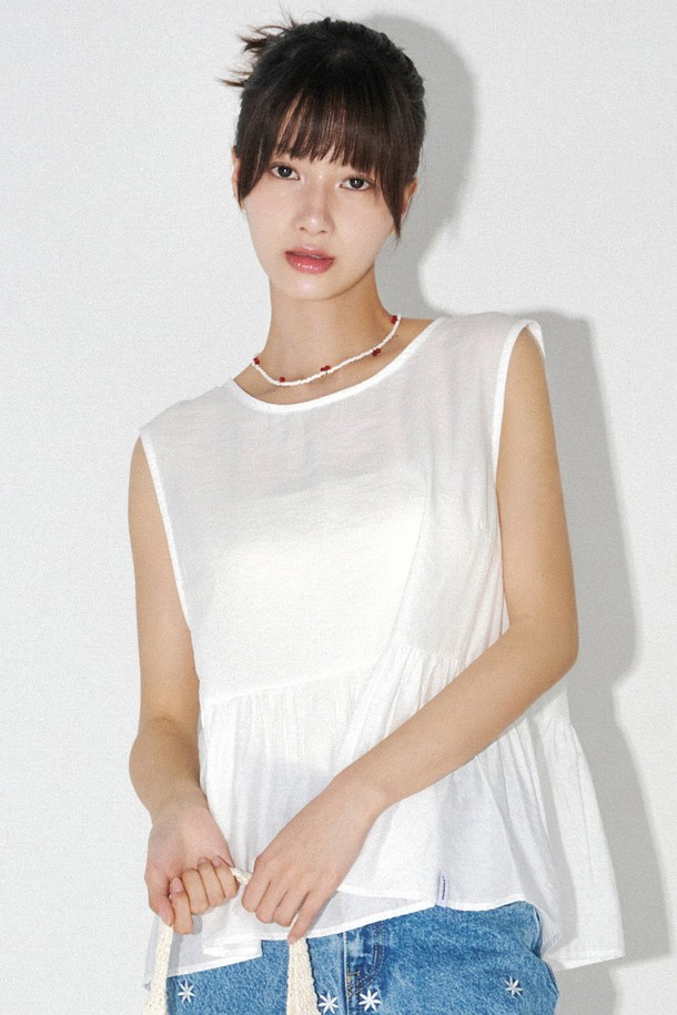 "백리본 나시 블라우스 (화이트)"는 여성스러운 무드를 연출하는 우아한 스타일의 상의입니다. 얇은 두께감의 폴리에스테르 소재로 제작되어 부드러운 촉감을 선사하며, 봄, 여름 시즌에 시원하게 착용하기 좋습니다. 라운드넥에 민소매 디자인으로, 크롭 기장과 루즈핏으로 편안함을 더했습니다. 특히 백리본 디테일과 프릴 디자인이 돋보이며, 로고 라벨이 포인트로 들어가 있습니다. 데이트룩, 카페룩, 쇼핑룩 등 다양한 TPO에 미니멀, 클래식, 로맨틱 스타일로 연출하기 좋으며, 레이어드하여 더욱 스타일리시하게 소화할 수 있습니다.
