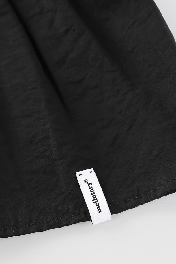 세련된 무드의 백리본 나시 블라우스 (블랙)입니다. 부드러운 폴리에스테르 소재로 제작되어 편안한 착용감을 선사하며, 크롭 기장과 루즈핏 디자인으로 시원하고 스타일리시하게 연출할 수 있습니다. 라운드넥에 백리본과 프릴 디테일이 더해져 우아하고 페미닌한 분위기를 자아냅니다. 안감이 있어 비침 걱정 없이 레이어드하여 다양한 스타일을 즐길 수 있으며, 데이트룩, 카페룩, 모임룩 등 다채로운 TPO에 활용하기 좋습니다. 클래식, 미니멀, 로맨틱 스타일을 즐겨 입는 여성분들께 추천합니다.
