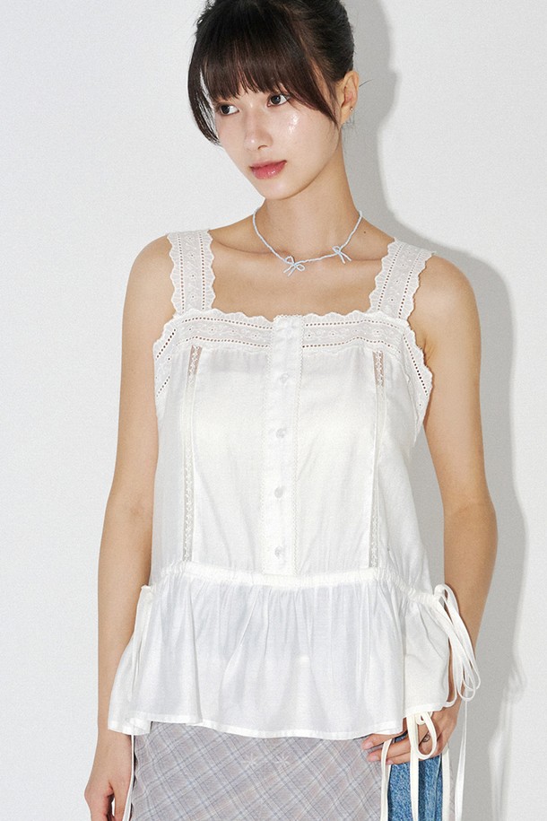 레이스 테이핑 나시 블라우스 (화이트)는 우아하고 페미닌한 스타일을 연출하는 여성 블라우스입니다. 부드러운 레이온과 폴리에스테르 혼방 소재로 제작되어 봄, 여름 시즌에 시원하게 착용할 수 있습니다. 깊이감 있는 스퀘어넥과 레이스 트리밍, 리본 스트링 디테일이 여성스러운 매력을 더하며, 사이드 허리 스트링으로 허리 라인을 슬림하게 잡아줍니다. 크롭 기장과 민소매 디자인은 데이트룩이나 카페룩, 모임룩 등 다양한 TPO에 로맨틱, 클래식, 미니멀한 스타일로 연출하기 좋습니다. 단독 또는 레이어드하여 다양한 스타일을 연출할 수 있습니다.
