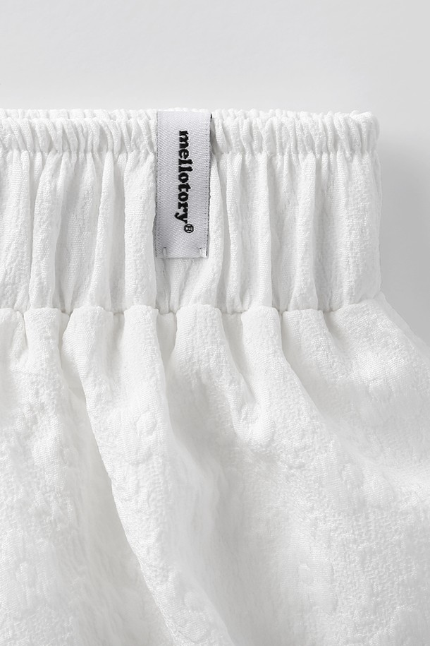 자가드 벌룬 미니 스커트 (화이트)는 페미닌한 무드를 연출하는 여성 의류입니다. 봄, 여름 시즌에 어울리는 미니스커트로, 벌룬핏 디자인과 무릎 위 기장이 특징입니다. 화이트 컬러의 폴리에스테르 소재로 제작되었으며, 자가드 패턴과 밴딩 허리, 로고 라벨 디테일이 돋보입니다. 데이트룩, 카페룩, 쇼핑룩 등 다양한 TPO에 활용 가능하며, 클래식하고 미니멀한 스타일을 연출하기 좋습니다. 안감이 있어 편안하게 착용할 수 있습니다.
