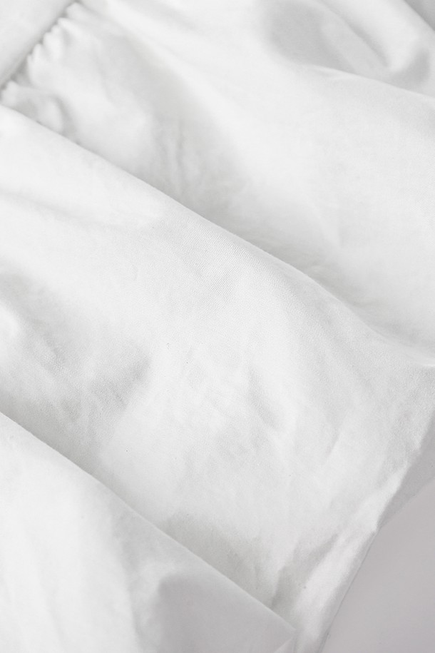 화사하고 여성스러운 분위기를 연출하는 벌룬 미니 원피스 (화이트)입니다. 부드러운 면 소재로 제작되어 편안한 착용감을 선사하며, U넥 디자인과 민소매 소매 기장이 시원한 느낌을 더합니다. 허리 밴딩으로 허리 라인을 잡아주어 더욱 슬림해 보이는 효과를 주며, 벌룬 치마핏이 사랑스러운 실루엣을 완성합니다. 데일리룩, 일상룩, 카페룩, 쇼핑룩 등 다양한 TPO에 활용 가능하며, 단독 또는 레이어드하여 베이직하면서도 캐주얼한 스타일을 연출할 수 있습니다. 안감이 있어 비침 걱정 없이 착용할 수 있으며, 로고 라벨 디테일이 은은한 포인트를 더합니다.
